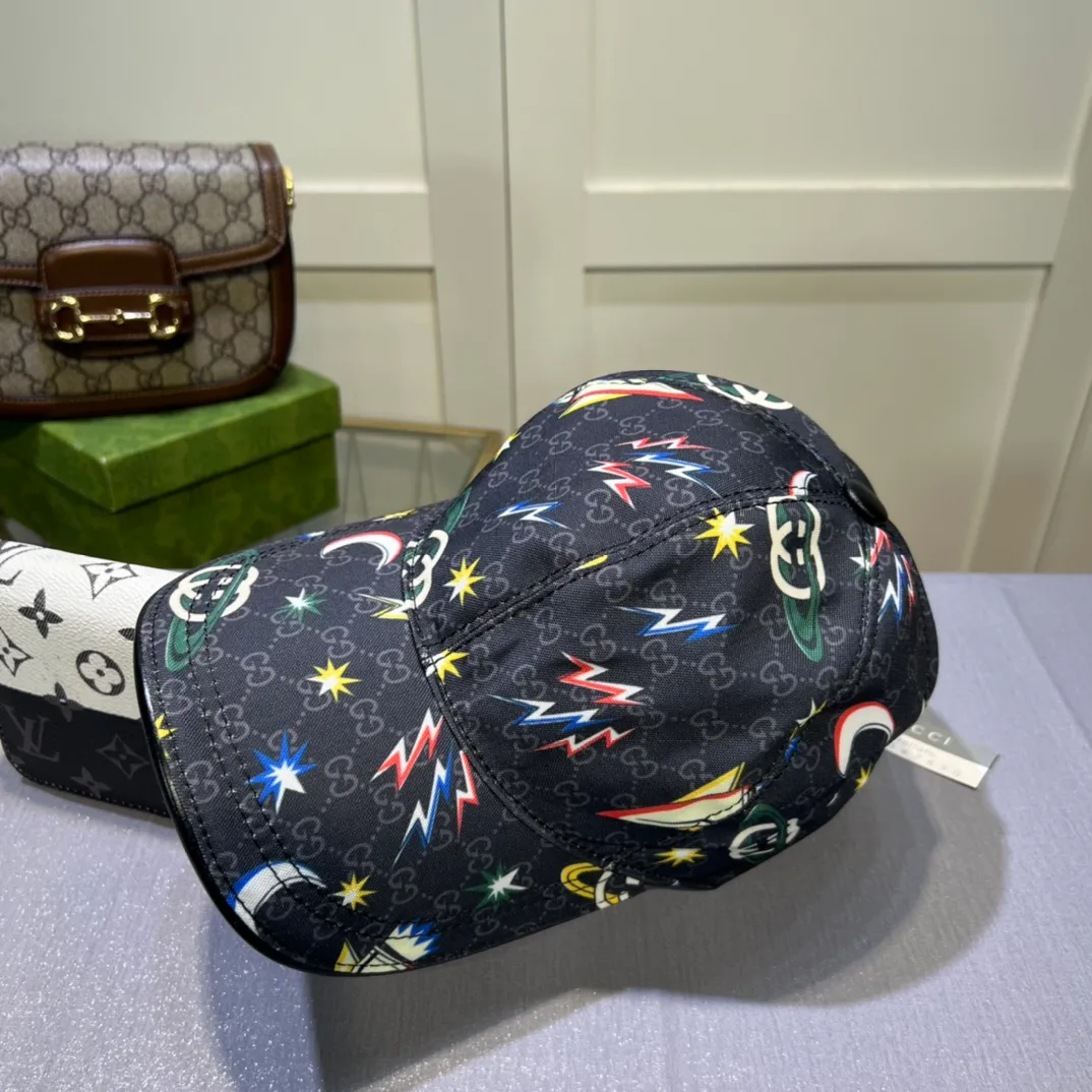 p80💰10,000-year-old classic model is shipped! Gucci (Gucci) classic original baseball cap 😍😍Customized at the 1:1 counter mold, the highest version, original canvas + first layer of cowhide, pure cotton lining, light and breathable! Photographed in real life, suitable for men and women in all seasons, basic head circumference 56cm, adjustable patches.