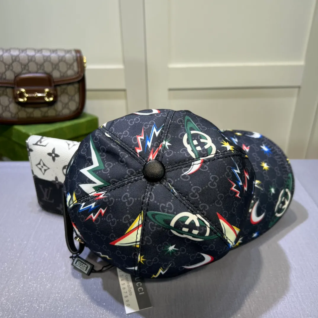 p80💰10,000-year-old classic model is shipped! Gucci (Gucci) classic original baseball cap 😍😍Customized at the 1:1 counter mold, the highest version, original canvas + first layer of cowhide, pure cotton lining, light and breathable! Photographed in real life, suitable for men and women in all seasons, basic head circumference 56cm, adjustable patches.