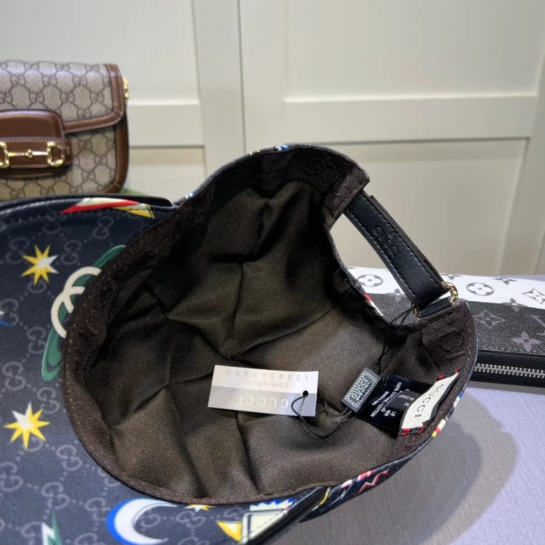 p80💰10,000-year-old classic model is shipped! Gucci (Gucci) classic original baseball cap 😍😍Customized at the 1:1 counter mold, the highest version, original canvas + first layer of cowhide, pure cotton lining, light and breathable! Photographed in real life, suitable for men and women in all seasons, basic head circumference 56cm, adjustable patches.