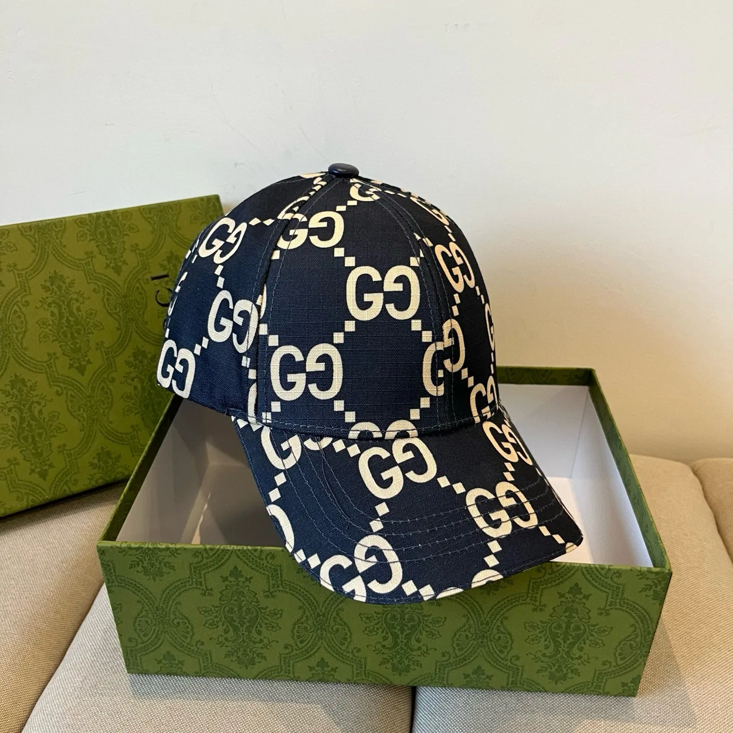 P60 Gucci Baseball Cap♥️GUCCI🧢New product from the official website, baseball cap, original quality, very popular 🔥🎩 The craftsmanship is very exquisite, high-end and classy! Low-key luxury, easy to carry! Running volume!