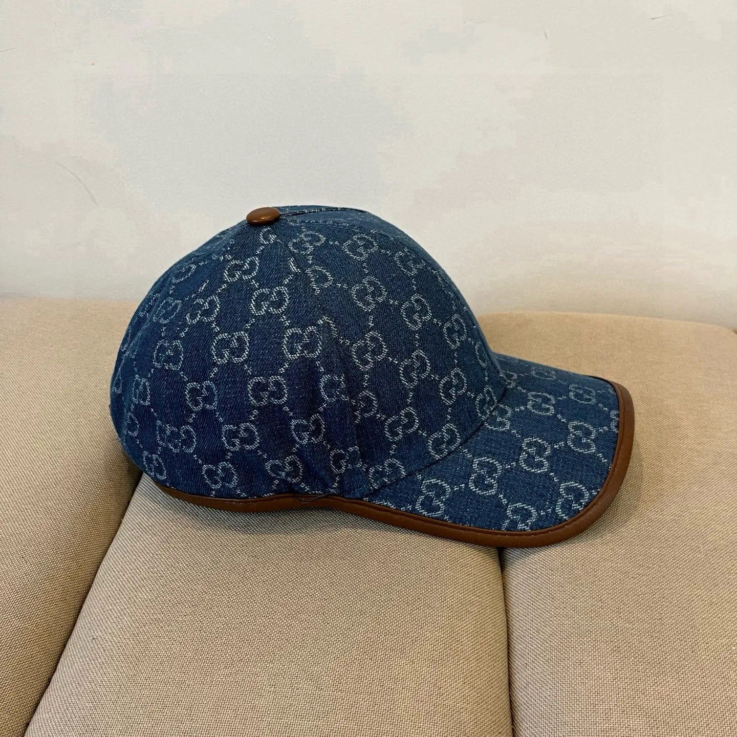 P60 Gucci Baseball Cap♥️GUCCI🧢New product from the official website, baseball cap, original quality, very popular 🔥🎩 The craftsmanship is very exquisite, high-end and classy! Low-key luxury, easy to carry! Running volume!