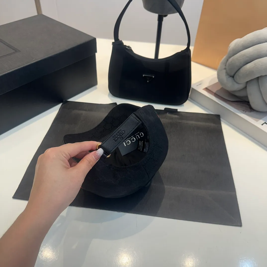 P54 GUCCI Gucci baseball cap👒 The workmanship is very exquisite, high-end and classy! Low-key luxury, easy to carry!