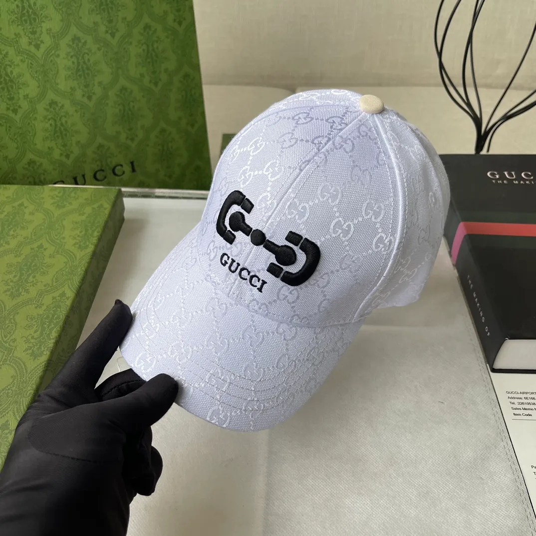 Special batch of 56 Gucci spring and summer new pure cotton baseball caps. The brim is made of contrasting denim splicing, full of design. Personalized and thoughtful style, same style for men and women.