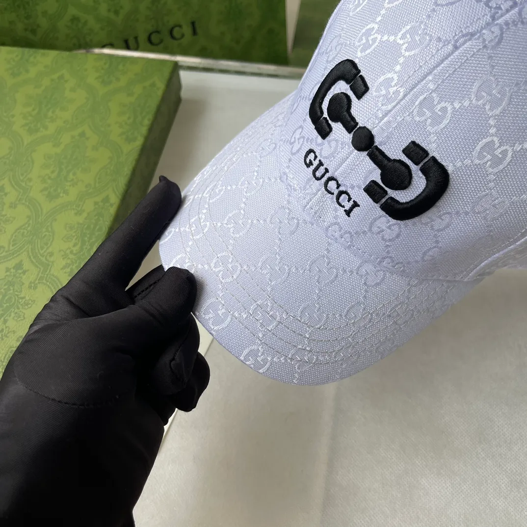 Special batch of 56 Gucci spring and summer new pure cotton baseball caps. The brim is made of contrasting denim splicing, full of design. Personalized and thoughtful style, same style for men and women.