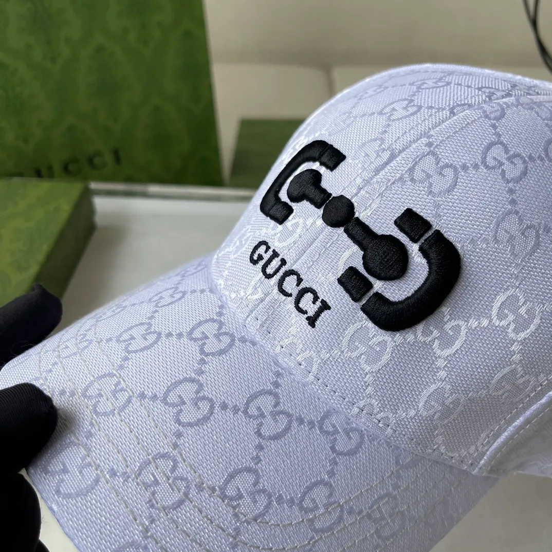 Special batch of 56 Gucci spring and summer new pure cotton baseball caps. The brim is made of contrasting denim splicing, full of design. Personalized and thoughtful style, same style for men and women.