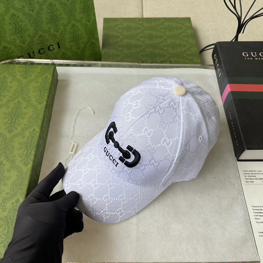 Special batch of 56 Gucci spring and summer new pure cotton baseball caps. The brim is made of contrasting denim splicing, full of design. Personalized and thoughtful style, same style for men and women.