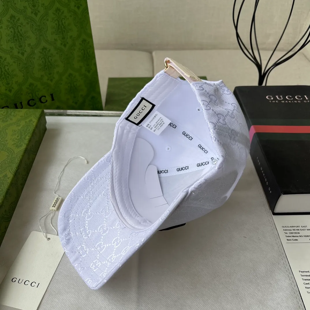 Special batch of 56 Gucci spring and summer new pure cotton baseball caps. The brim is made of contrasting denim splicing, full of design. Personalized and thoughtful style, same style for men and women.