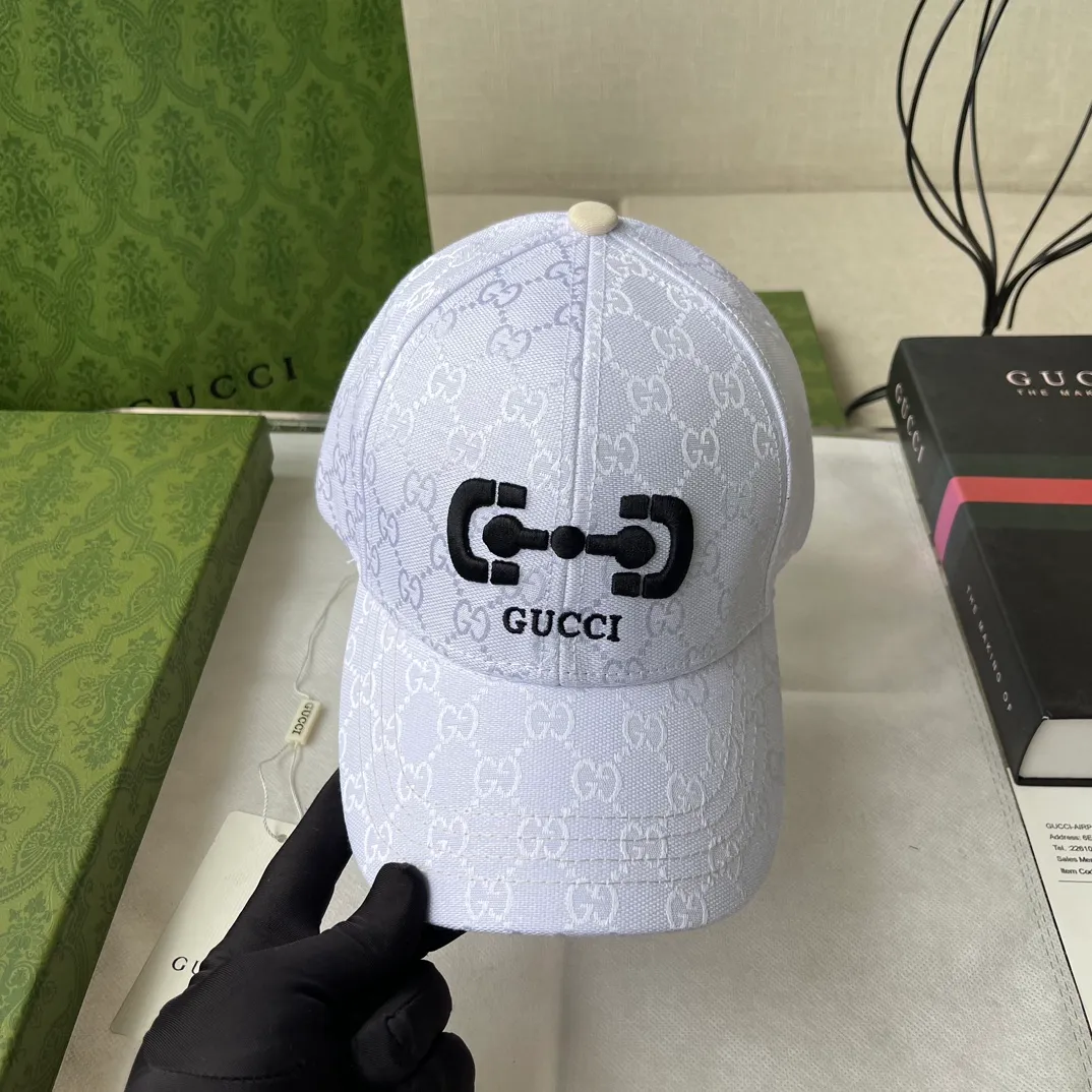Special batch of 56 Gucci spring and summer new pure cotton baseball caps. The brim is made of contrasting denim splicing, full of design. Personalized and thoughtful style, same style for men and women.