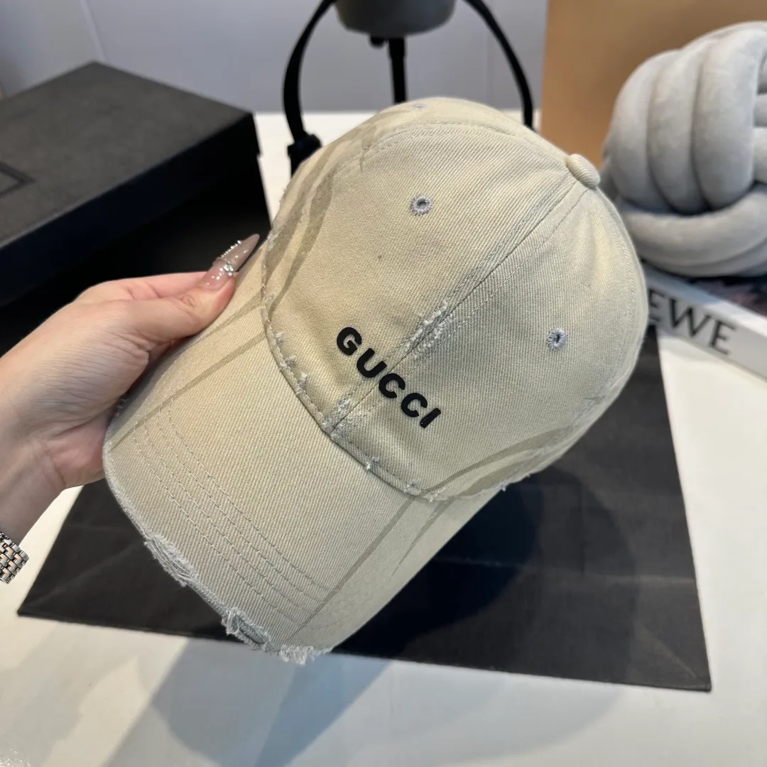 P60 GUCCI ripped baseball cap, the original quality is very popular, the craftsmanship is very exquisite, the atmosphere is high-end and classy! Low-key luxury, easy to carry! Running volume!