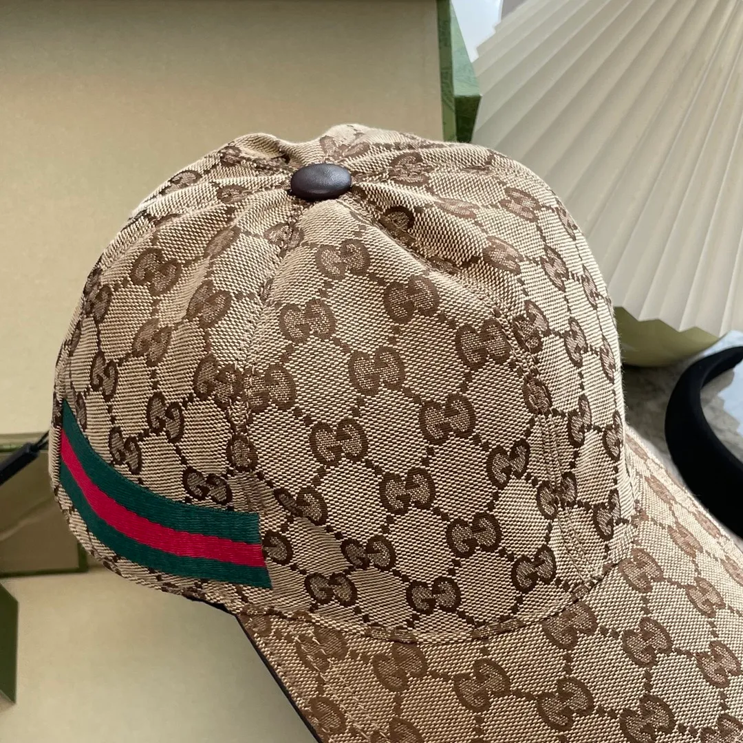 Special batch of 90 Gucci (Gucci) classic original baseball caps😍😍Customized with 1:1 mold opening at the counter, the highest version, original canvas fabric + first layer of cowhide, pure cotton lining, light and breathable! Photographed in real life, suitable for men and women in all seasons, basic head circumference 56cm, adjustable patches.