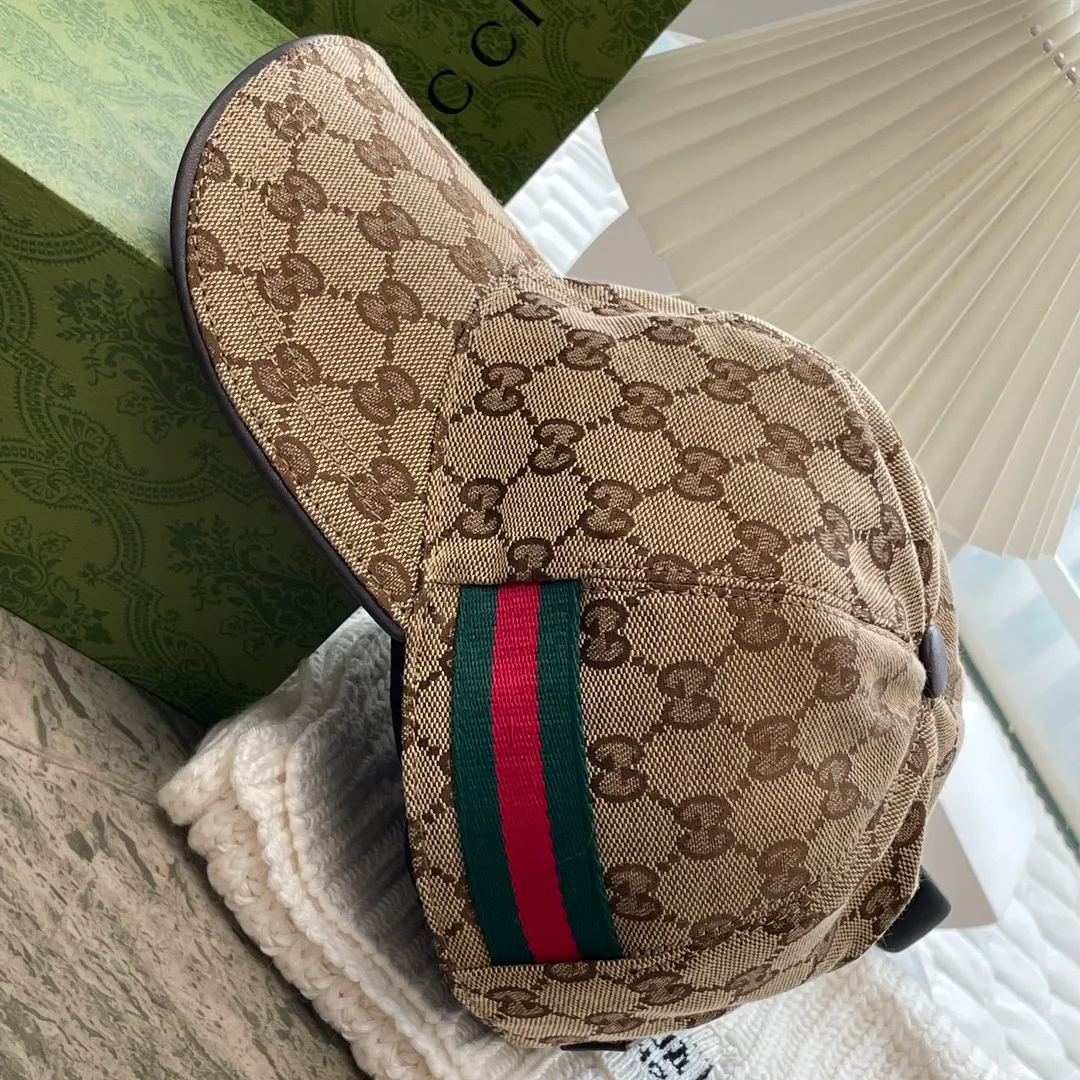 Special batch of 90 Gucci (Gucci) classic original baseball caps😍😍Customized with 1:1 mold opening at the counter, the highest version, original canvas fabric + first layer of cowhide, pure cotton lining, light and breathable! Photographed in real life, suitable for men and women in all seasons, basic head circumference 56cm, adjustable patches.