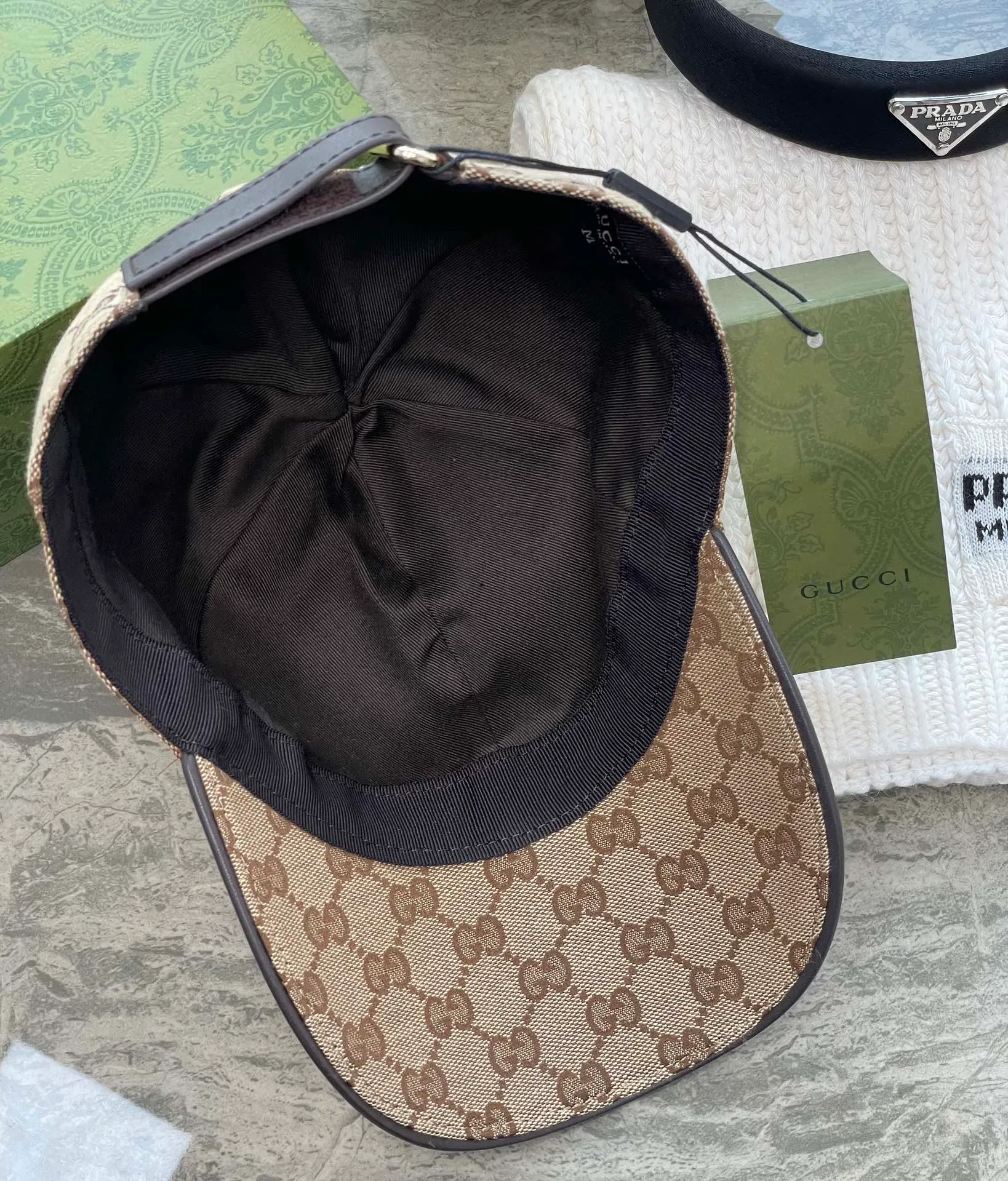 Special batch of 90 Gucci (Gucci) classic original baseball caps😍😍Customized with 1:1 mold opening at the counter, the highest version, original canvas fabric + first layer of cowhide, pure cotton lining, light and breathable! Photographed in real life, suitable for men and women in all seasons, basic head circumference 56cm, adjustable patches.