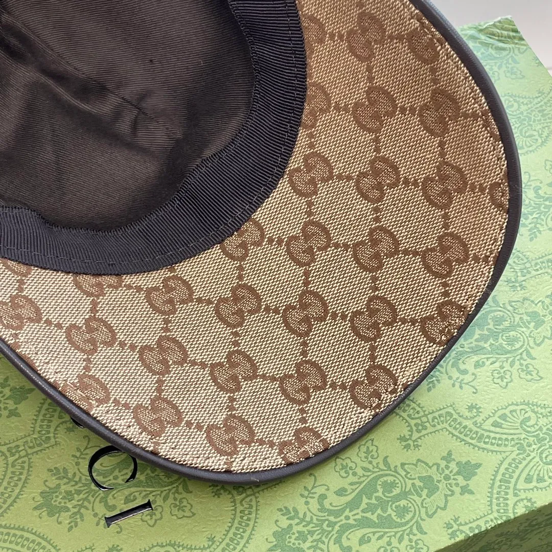 Special batch of 90 Gucci (Gucci) classic original baseball caps😍😍Customized with 1:1 mold opening at the counter, the highest version, original canvas fabric + first layer of cowhide, pure cotton lining, light and breathable! Photographed in real life, suitable for men and women in all seasons, basic head circumference 56cm, adjustable patches.