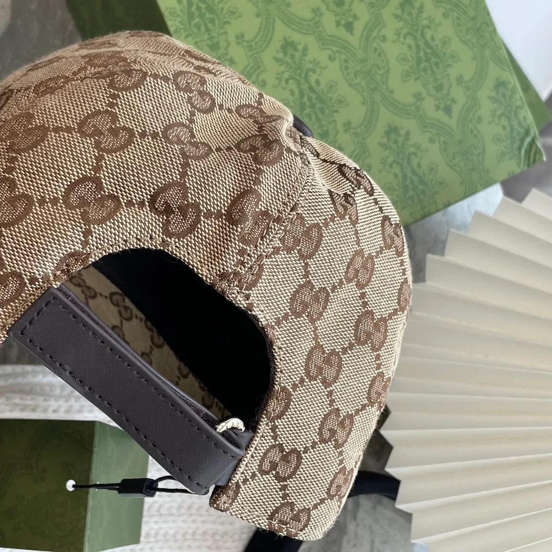 Special batch of 90 Gucci (Gucci) classic original baseball caps😍😍Customized with 1:1 mold opening at the counter, the highest version, original canvas fabric + first layer of cowhide, pure cotton lining, light and breathable! Photographed in real life, suitable for men and women in all seasons, basic head circumference 56cm, adjustable patches.