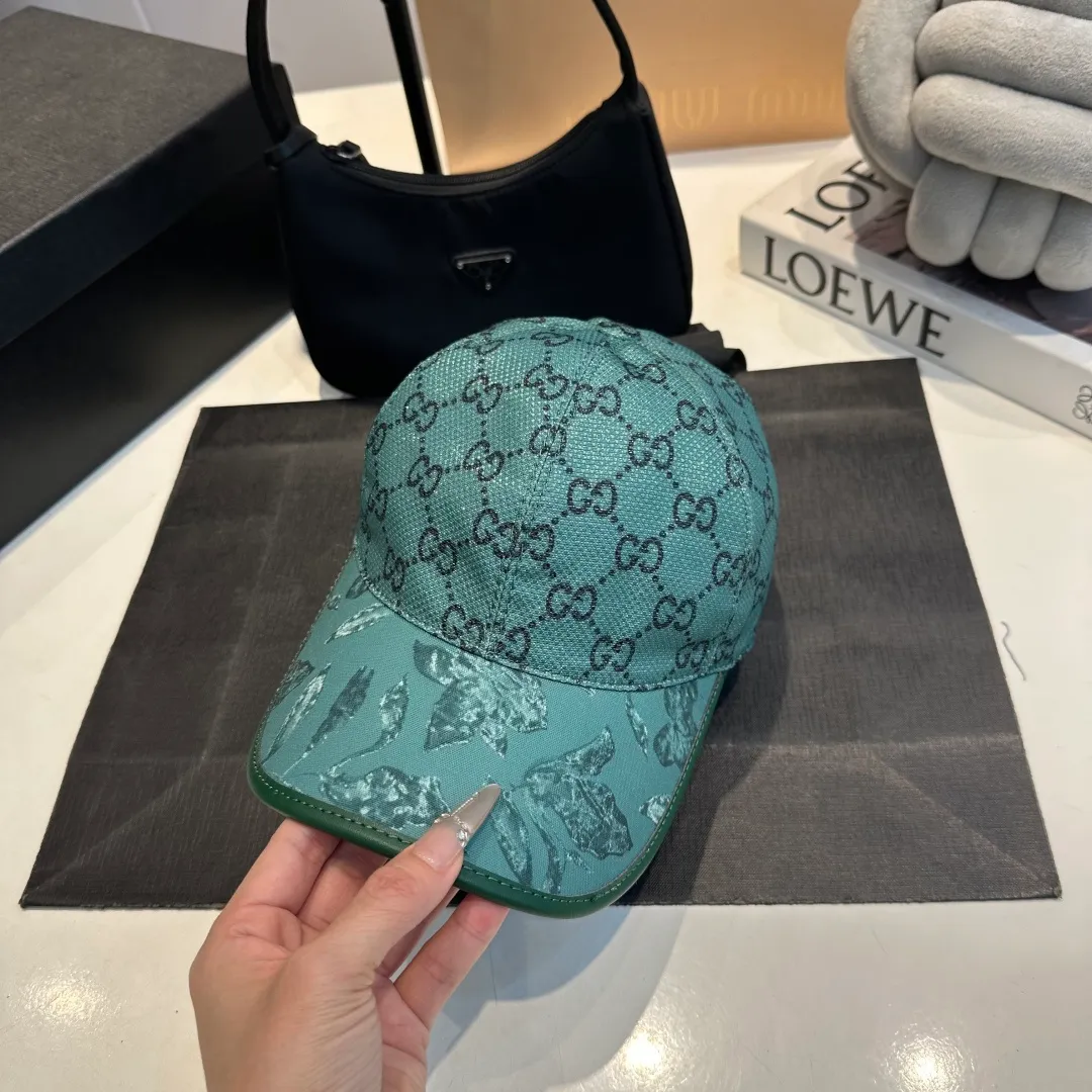 P90 Gucci's latest original baseball cap with wide webbing. 1:1 mold opening and customization at the counter, the highest version, original canvas fabric + first-layer cowhide, light and breathable! Photographed in real life, suitable for men and women in all seasons, basic head circumference 56cm, adjustable patches.