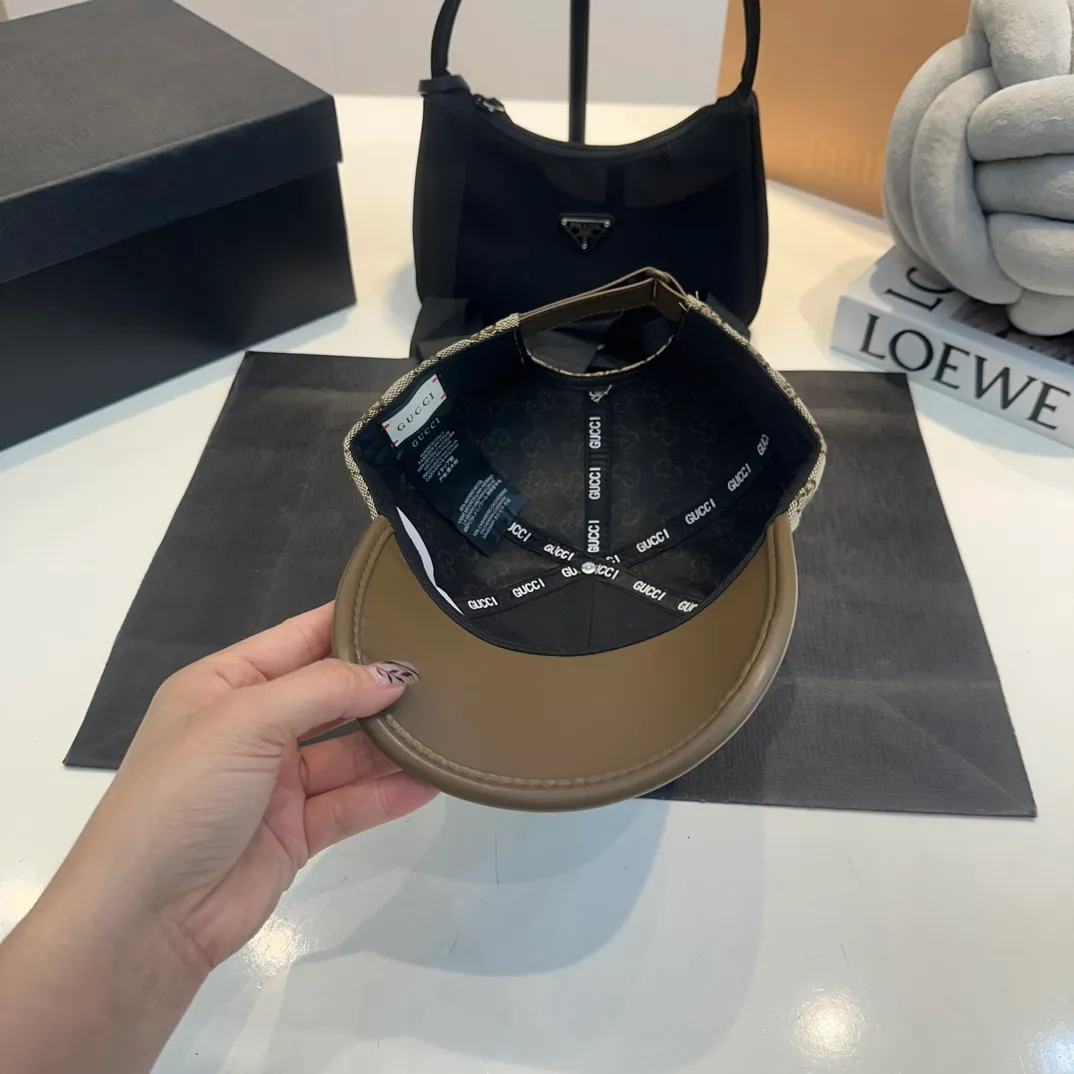 P60 GUCCI Gucci Baseball Cap👒Official website new product Gucci🧢original quality is very popular. The craftsmanship is very exquisite, high-end and classy! Low-key luxury, easy to carry! Running volume
