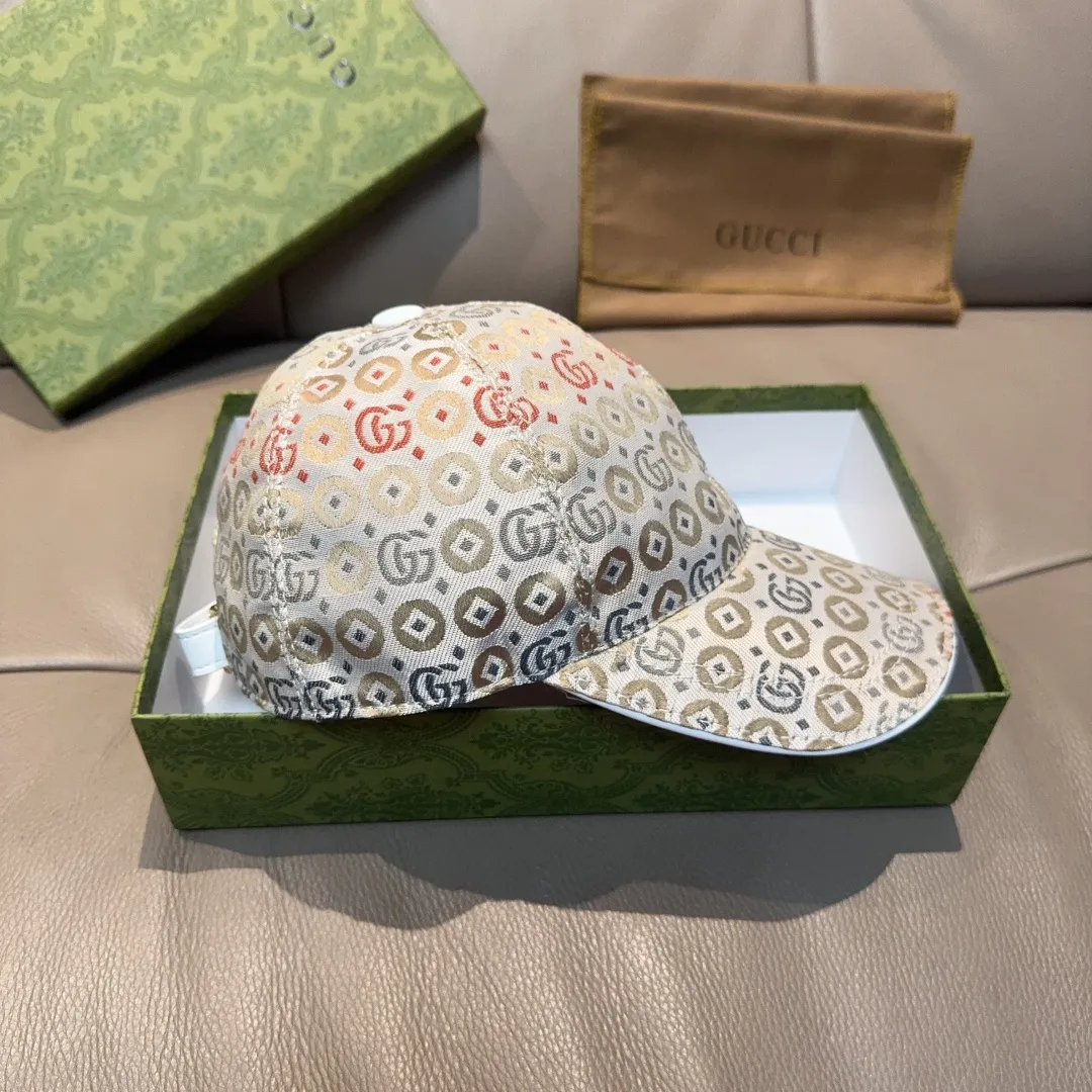p90., Gucci's new original baseball cap, double G jacquard, 1:1 mold customization at the counter, perfect pattern, original canvas fabric + first-layer cowhide, light and breathable! The basic head circumference is 56cm, and the patch is adjustable.