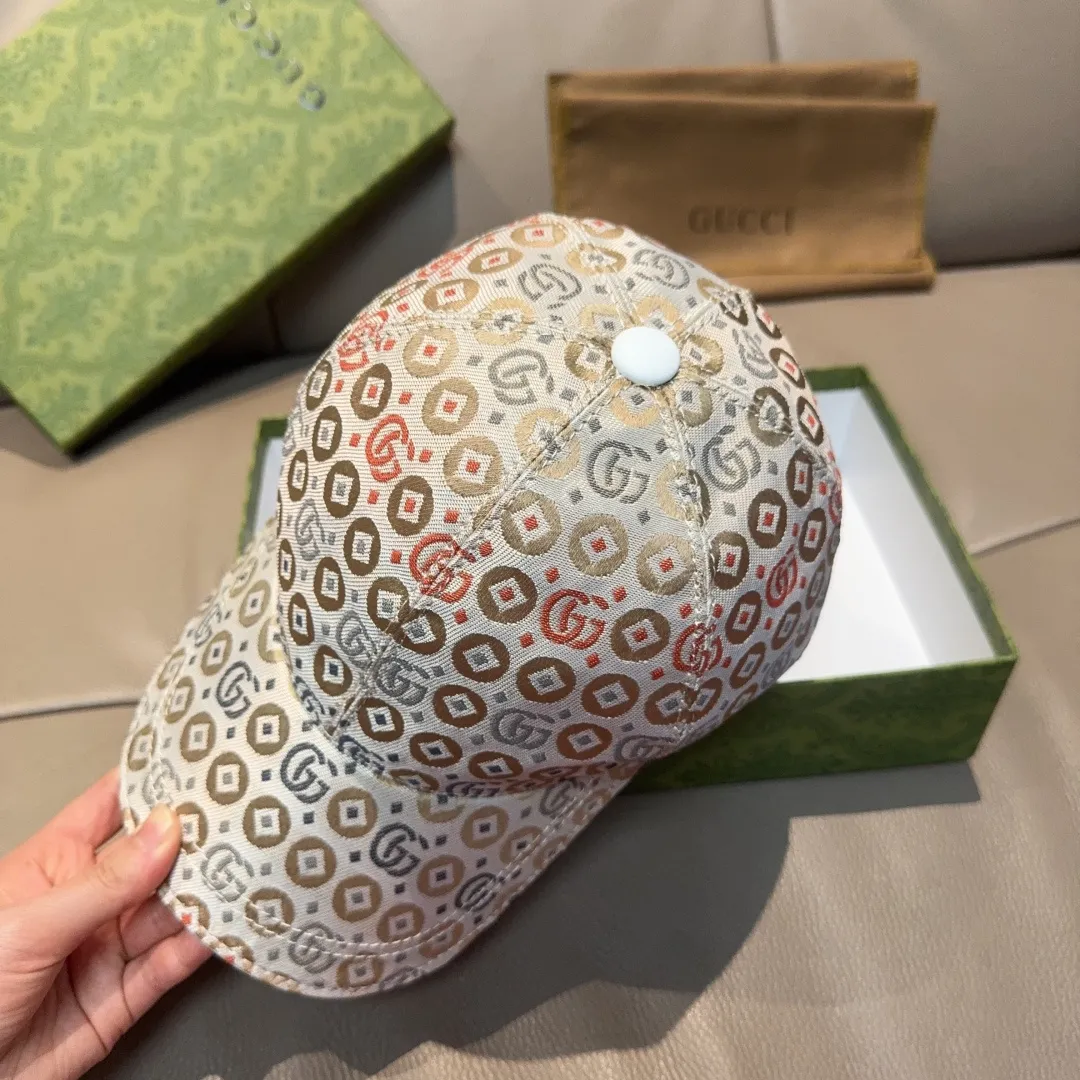 p90., Gucci's new original baseball cap, double G jacquard, 1:1 mold customization at the counter, perfect pattern, original canvas fabric + first-layer cowhide, light and breathable! The basic head circumference is 56cm, and the patch is adjustable.
