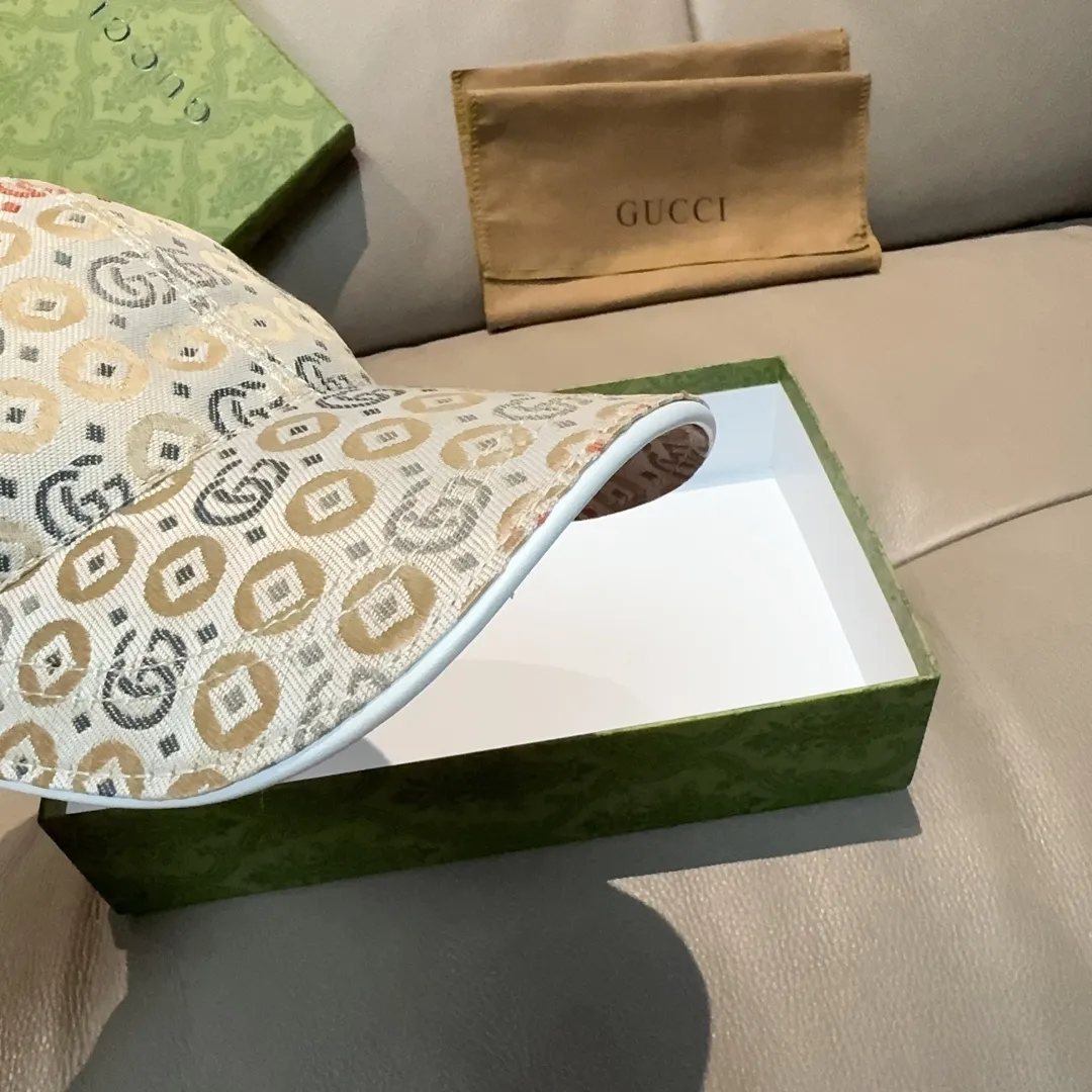 p90., Gucci's new original baseball cap, double G jacquard, 1:1 mold customization at the counter, perfect pattern, original canvas fabric + first-layer cowhide, light and breathable! The basic head circumference is 56cm, and the patch is adjustable.
