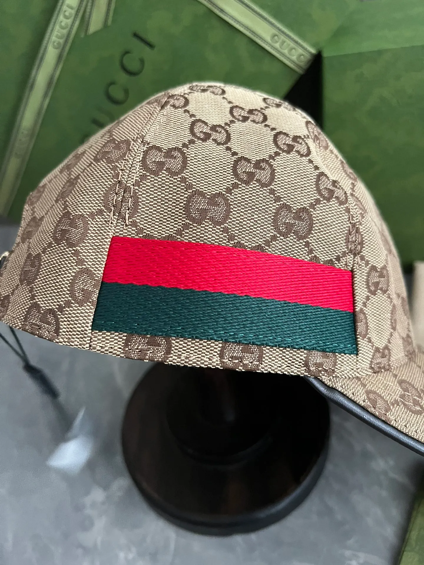 P90 GUCCI original customization 1:1 mold customization Monogram cowboy hat combines the brand's traditional luxury connotation and modern streetwear aesthetics to show the design personality of the spring and summer series. The hat body is made of original imported fabrics, rubber buckles, and first-layer cowhide edging, exquisite and flawless! Meticulous workmanship, original quality 809075