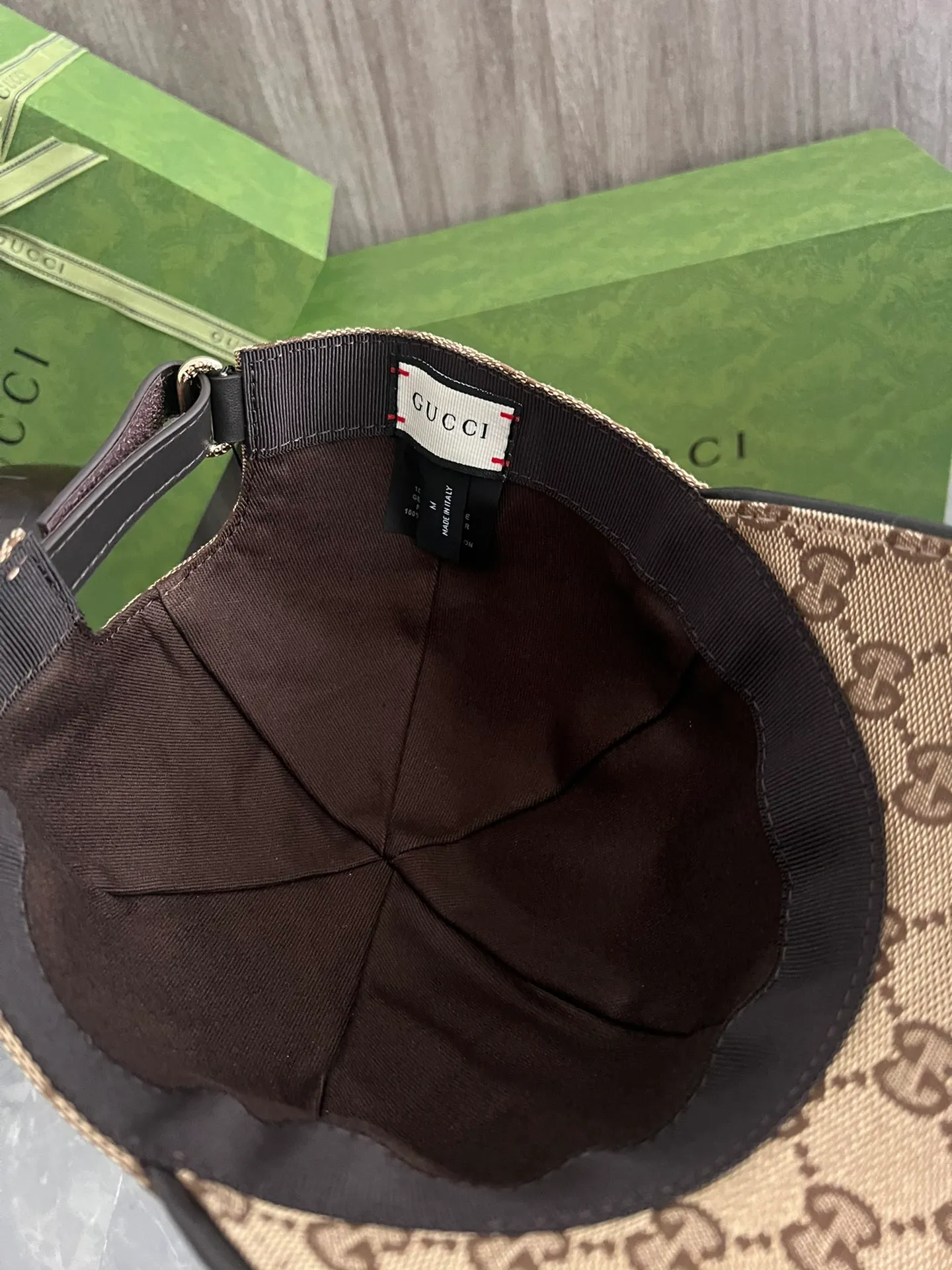 P90 GUCCI original customization 1:1 mold customization Monogram cowboy hat combines the brand's traditional luxury connotation and modern streetwear aesthetics to show the design personality of the spring and summer series. The hat body is made of original imported fabrics, rubber buckles, and first-layer cowhide edging, exquisite and flawless! Meticulous workmanship, original quality 809075