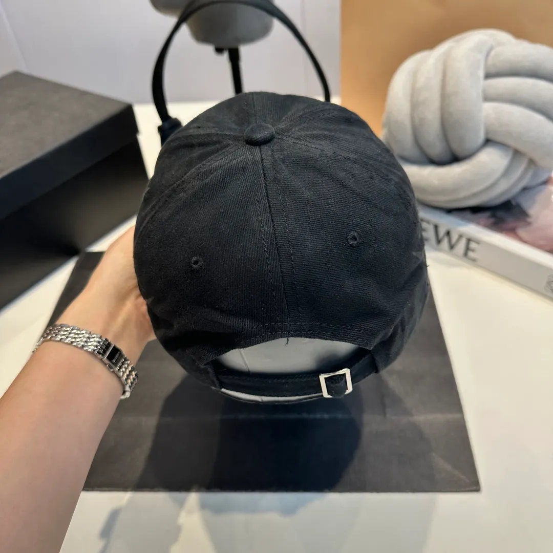 P60 GUCCI ripped baseball cap, the original quality is very popular, the craftsmanship is very exquisite, the atmosphere is high-end and classy! Low-key luxury, easy to carry! Running volume!