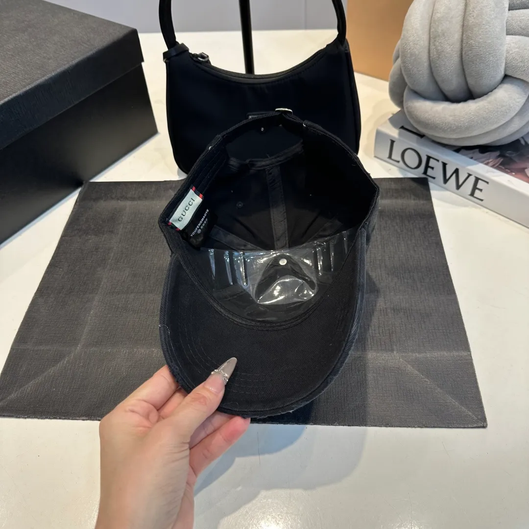 P60 GUCCI ripped baseball cap, the original quality is very popular, the craftsmanship is very exquisite, the atmosphere is high-end and classy! Low-key luxury, easy to carry! Running volume!