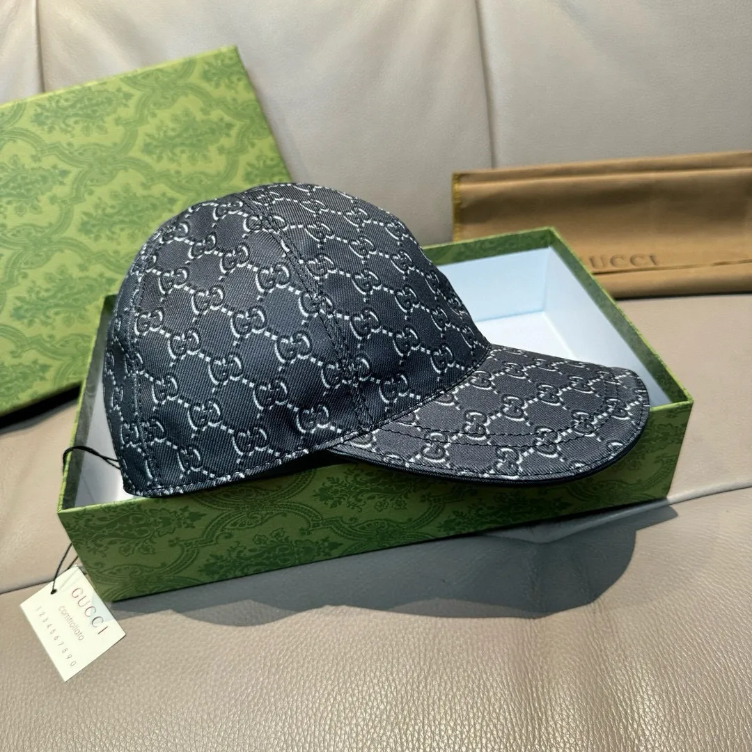 p90, Gucci (Gucci) new original baseball cap, silk screen logo, 1:1 mold opening and customization at the counter, original canvas fabric + first layer of cowhide, pure cotton lining, light and breathable! The quality is great, the basic head circumference is 56cm, and the patch is adjustable.