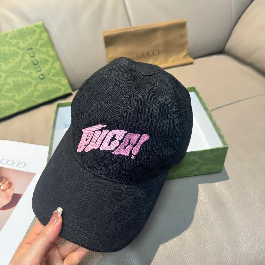 P90, Gucci's new original baseball cap, artistic word embroidery, 1:1 mold customization, heavy embroidery, details comparable to those at counters, original canvas fabric + first-layer cowhide, pure cotton lining, great quality! The first choice for handsome men and beautiful women, fashionable and versatile. Basic head circumference 56, adjustable patch