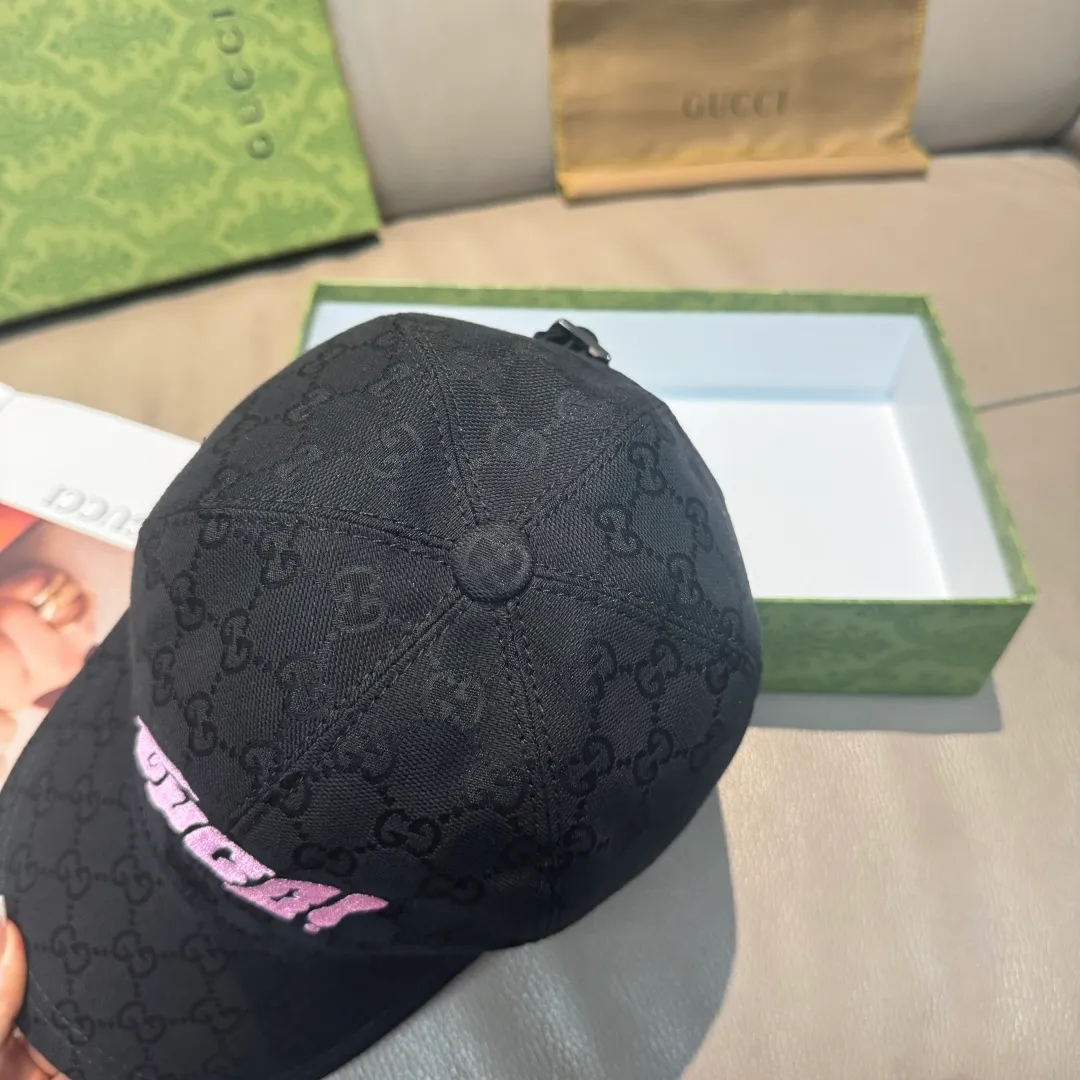 P90, Gucci's new original baseball cap, artistic word embroidery, 1:1 mold customization, heavy embroidery, details comparable to those at counters, original canvas fabric + first-layer cowhide, pure cotton lining, great quality! The first choice for handsome men and beautiful women, fashionable and versatile. Basic head circumference 56, adjustable patch