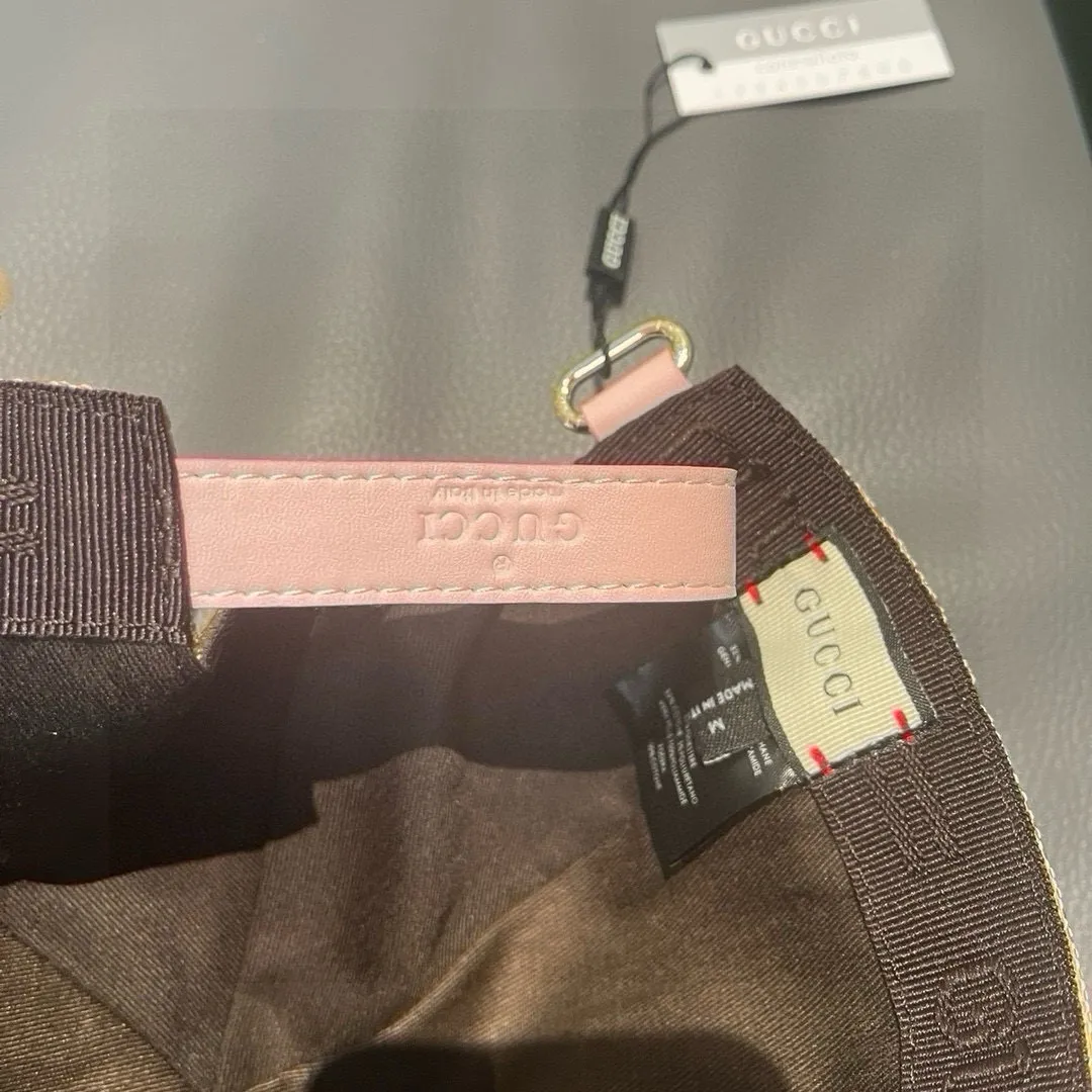 Batch of 900,000-year-old classic models in new colors shipped!   , Gucci (Gucci) classic original baseball cap 😍😍 1:1 mold opening and customization at the counter, the highest version, original canvas fabric + first layer of cowhide, light and breathable! Photographed in real life, suitable for men and women in all seasons, basic head circumference 56cm, adjustable patches.