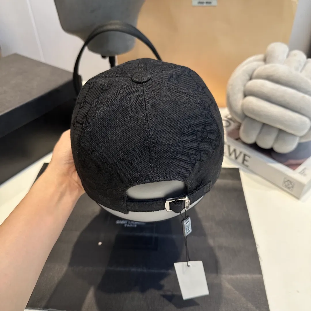 P90 Gucci new original baseball cap, double G jacquard, 1:1 mold opening and customization at the counter, perfect pattern, original canvas fabric + first layer of cowhide, light and breathable! The basic head circumference is 56cm, and the patch is adjustable.
