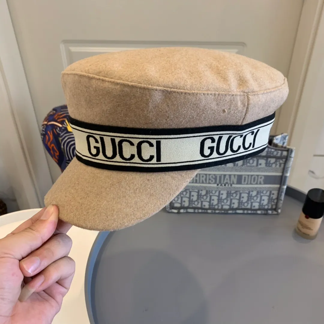P70 Gucci wool wool military hat, simple and luxurious style, LOGO webbing, versatile style, a must-have item for warmth and concave shape! Many Internet celebrity network anchors must join! Material: 100% wool Head circumference: 57cm