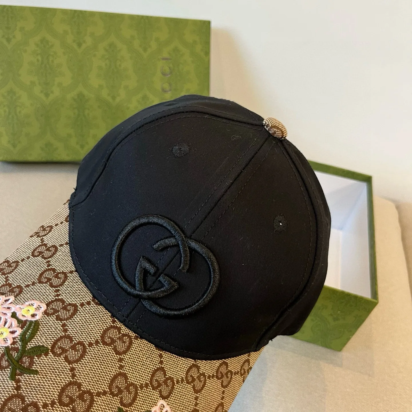 P60 Gucci Baseball Cap♥️GUCCI🧢New product from the official website, baseball cap, original quality, very popular 🔥🎩 The craftsmanship is very exquisite, high-end and classy! Low-key luxury, easy to carry! Running volume!