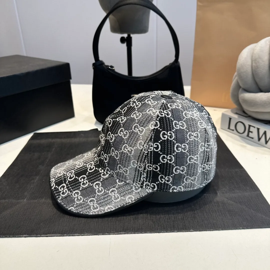 P100 Gucci new original baseball cap, Gucci gradient jacquard, 1:1 mold opening and customization at the counter, original canvas fabric + first-layer cowhide, light and breathable! The quality is great, the basic head circumference is 56cm, and the patch is adjustable.