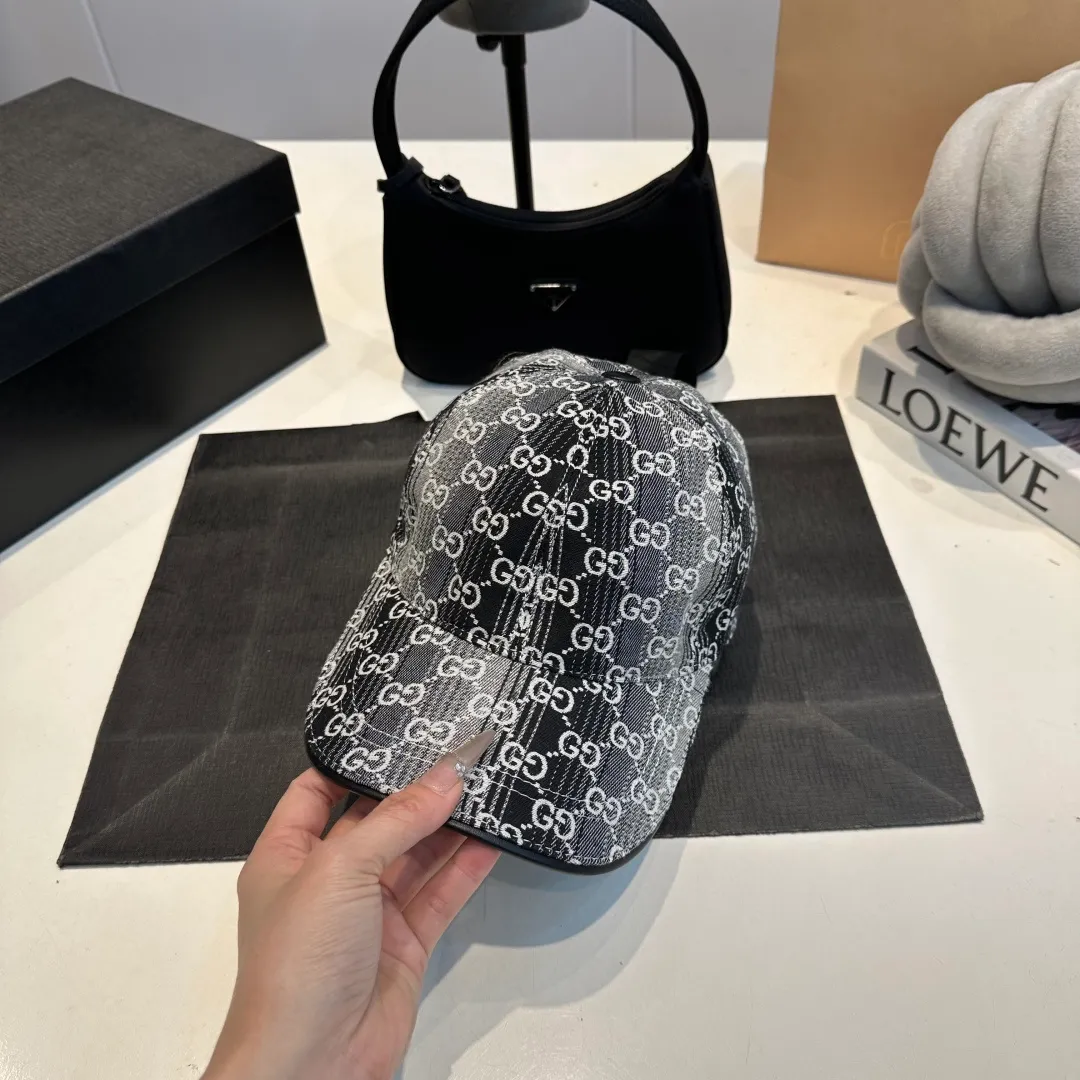 P100 Gucci new original baseball cap, Gucci gradient jacquard, 1:1 mold opening and customization at the counter, original canvas fabric + first-layer cowhide, light and breathable! The quality is great, the basic head circumference is 56cm, and the patch is adjustable.