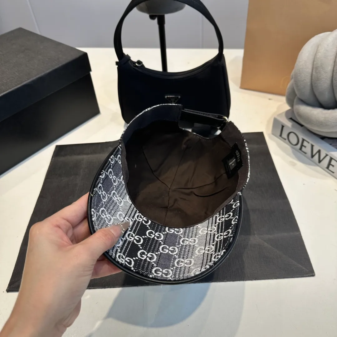 P100 Gucci new original baseball cap, Gucci gradient jacquard, 1:1 mold opening and customization at the counter, original canvas fabric + first-layer cowhide, light and breathable! The quality is great, the basic head circumference is 56cm, and the patch is adjustable.