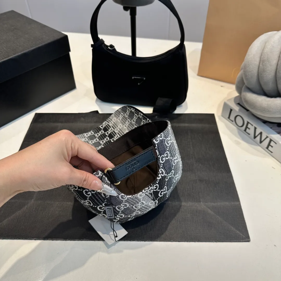 P100 Gucci new original baseball cap, Gucci gradient jacquard, 1:1 mold opening and customization at the counter, original canvas fabric + first-layer cowhide, light and breathable! The quality is great, the basic head circumference is 56cm, and the patch is adjustable.