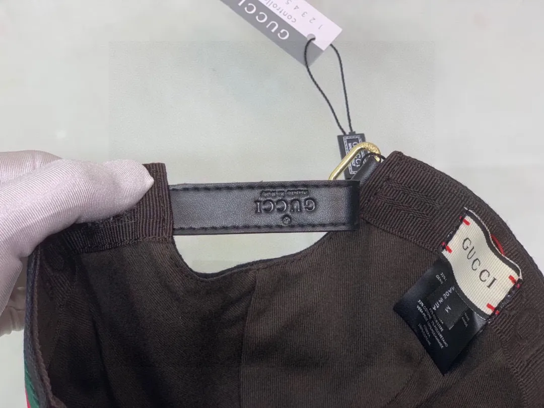 🉐️900,000-year-old classic model shipped!  , Gucci (Gucci) classic original baseball cap😍😍gucci small embroidery, 1:1 mold opening and customization at the counter, the highest version, original canvas fabric + first layer of cowhide, pure cotton lining, light and breathable! Photographed in real life, suitable for men and women in all seasons, basic head circumference 56cm, adjustable patches.