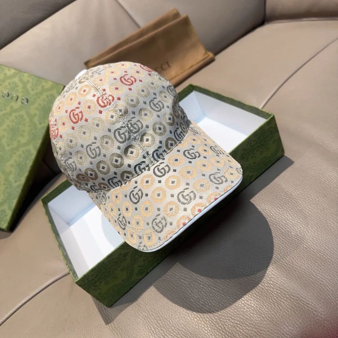 p90., Gucci's new original baseball cap, double G jacquard, 1:1 mold customization at the counter, perfect pattern, original canvas fabric + first-layer cowhide, light and breathable! The basic head circumference is 56cm, and the patch is adjustable.