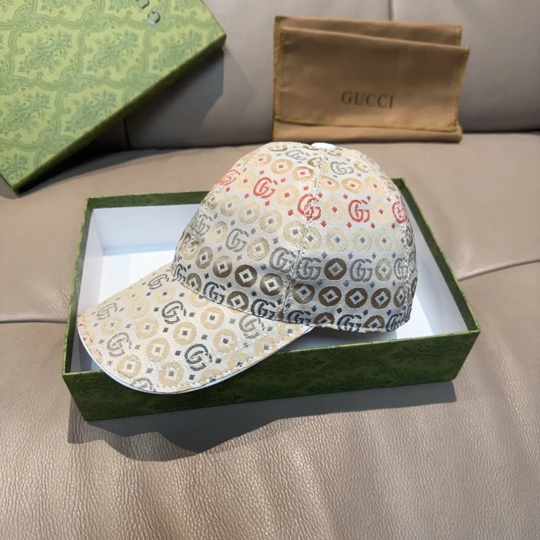 p90., Gucci's new original baseball cap, double G jacquard, 1:1 mold customization at the counter, perfect pattern, original canvas fabric + first-layer cowhide, light and breathable! The basic head circumference is 56cm, and the patch is adjustable.