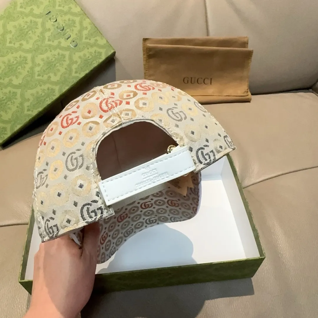 p90., Gucci's new original baseball cap, double G jacquard, 1:1 mold customization at the counter, perfect pattern, original canvas fabric + first-layer cowhide, light and breathable! The basic head circumference is 56cm, and the patch is adjustable.