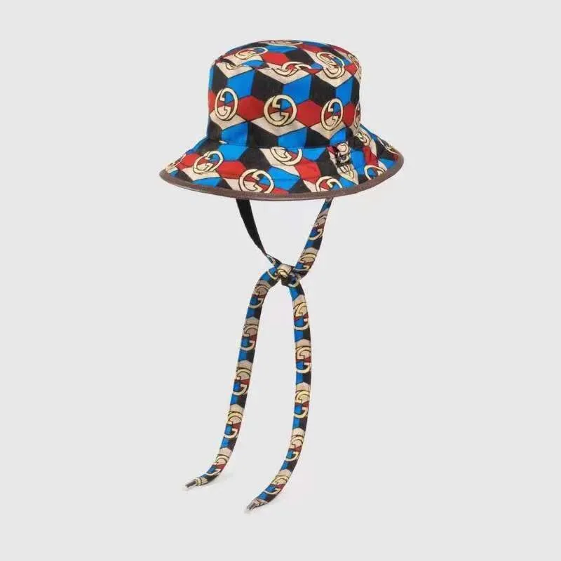 P100 GUCCI fisherman hat. Nylon double-sided fisherman hat. The strap decoration is well designed and can be switched at will. It is listed as Gucci’s classic double-sided fisherman hat. The co-branded logo design is fashionable! Suitable for young and fashionable matching styles