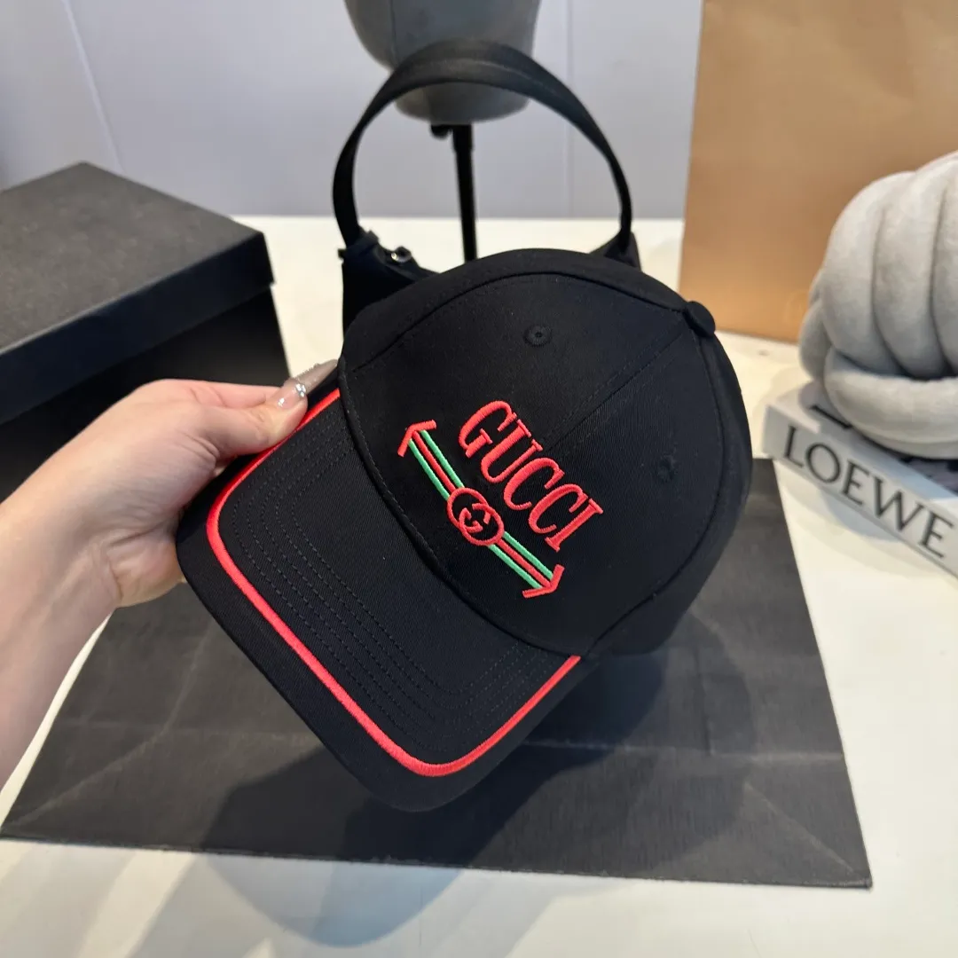P56 Gucci Baseball Cap GUCCI official website new product, baseball cap, original quality is very popular, the workmanship is very exquisite, high-end atmosphere and class! Low-key luxury, easy to carry! Running volume!