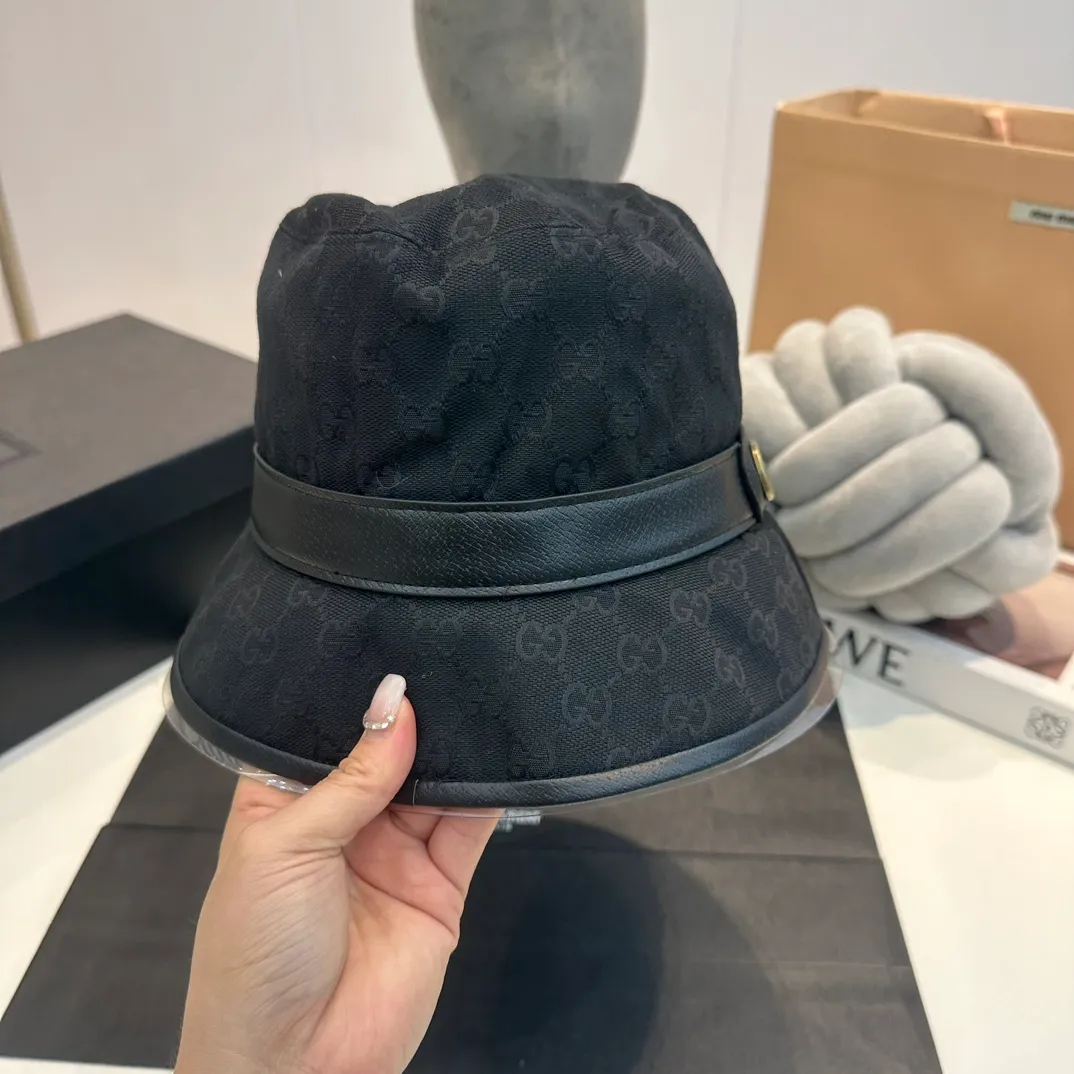 P100 Gucci fisherman hat GUCCI pigskin original quality is now available 🔥🎩 The craftsmanship is very exquisite, high-end and classy! Low-key luxury, easy to carry! Running volume!