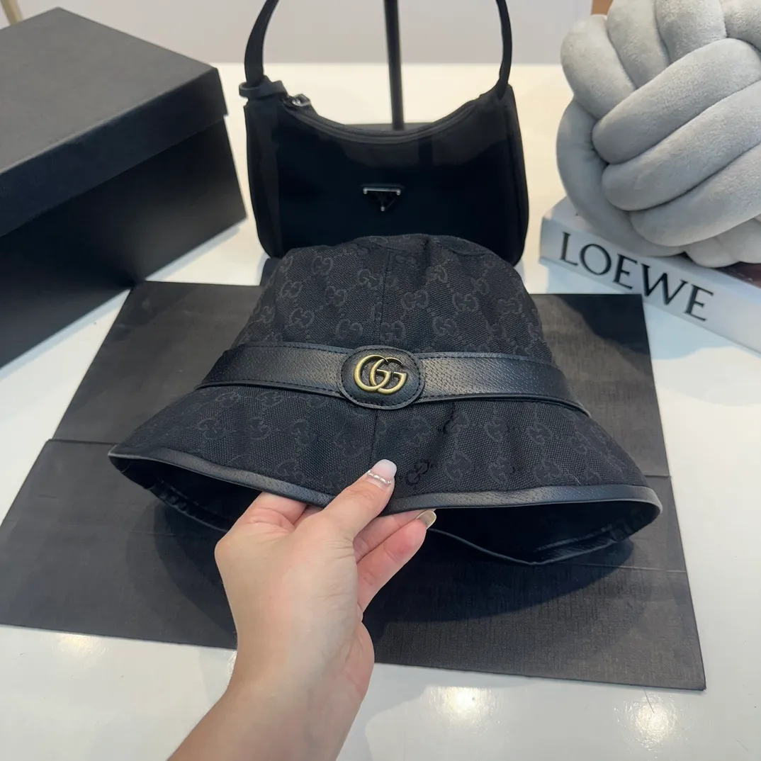 P100 Gucci fisherman hat GUCCI pigskin original quality is now available 🔥🎩 The craftsmanship is very exquisite, high-end and classy! Low-key luxury, easy to carry! Running volume!