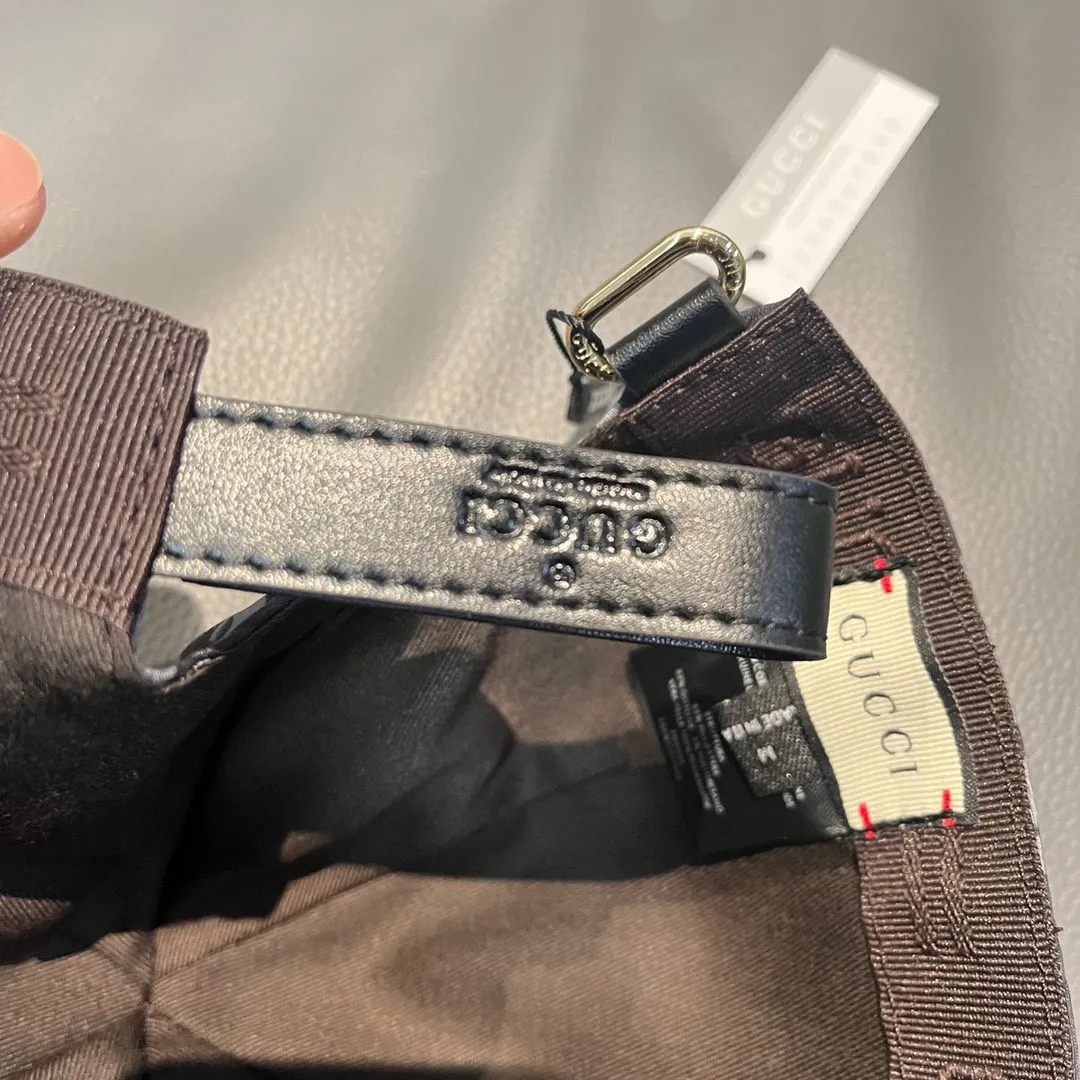 🉐️90 New models shipped from the official website. Comes with a packaging bag. Gucci's latest original baseball cap, large double G, custom-made at a 1:1 mold at the counter, perfect pattern, original canvas fabric + first-layer cowhide, light and breathable! The basic head circumference is 56cm, and the patch is adjustable.