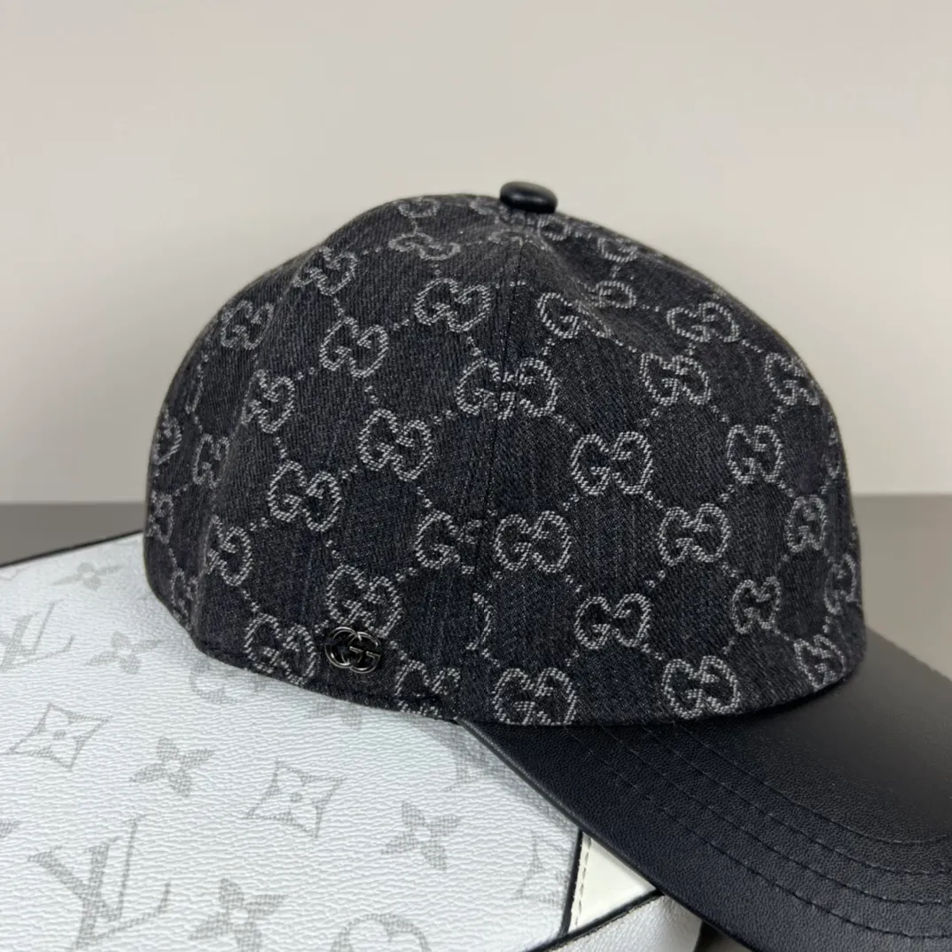 150💰Gucci (Gucci) new model original baseball cap, counter purchase quality 1:1 mold customization, genuine mold opening hardware, original canvas fabric + first-layer cowhide, original factory quality! The quality is great and the patch is adjustable. Accurate matching, perfect integration of details and craftsmanship!