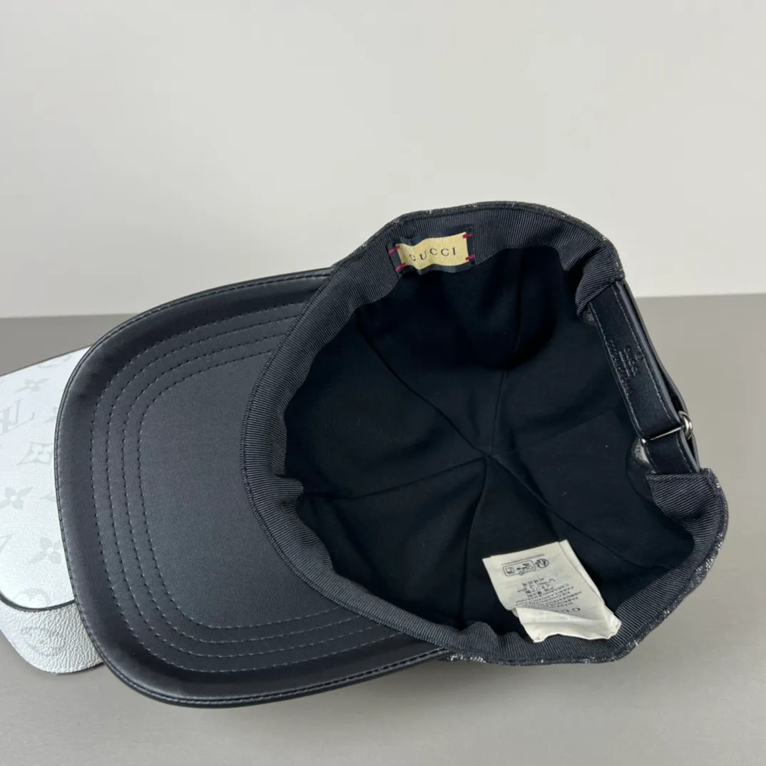 150💰Gucci (Gucci) new model original baseball cap, counter purchase quality 1:1 mold customization, genuine mold opening hardware, original canvas fabric + first-layer cowhide, original factory quality! The quality is great and the patch is adjustable. Accurate matching, perfect integration of details and craftsmanship!