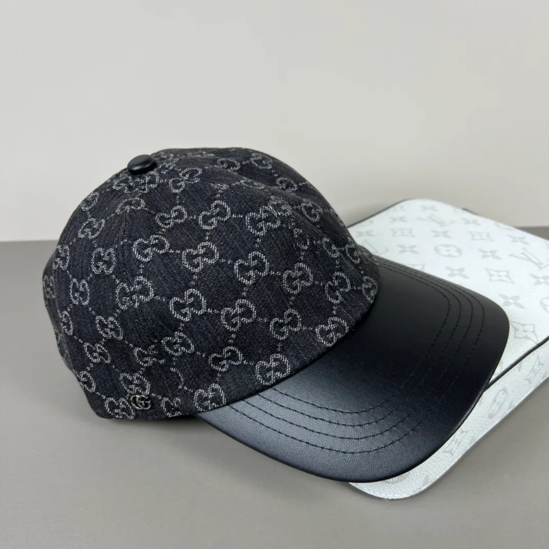 150💰Gucci (Gucci) new model original baseball cap, counter purchase quality 1:1 mold customization, genuine mold opening hardware, original canvas fabric + first-layer cowhide, original factory quality! The quality is great and the patch is adjustable. Accurate matching, perfect integration of details and craftsmanship!